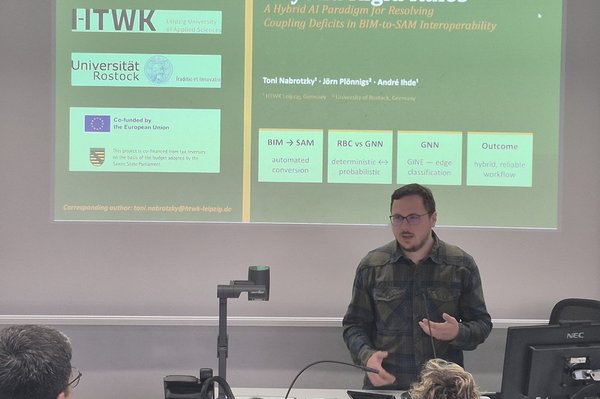 Dieses Bild zeigt Promotionsstudent Toni Nabrotzky auf der ECPPM in Cardiff während seiner Präsentation