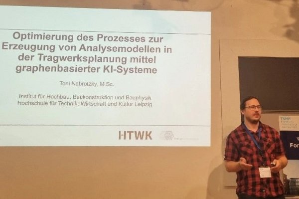Dieses Bild zeigt Promotionsstudent Toni Nabrotzky auf dem Forum Bauinformatik mit seiner Titelfolie