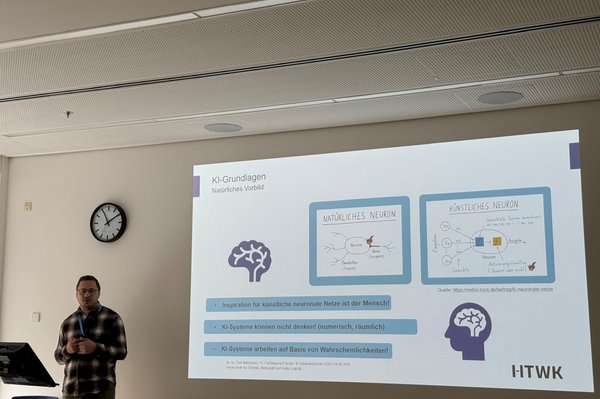 Dieses Bild zeigt Toni Nabrotzky während seines Vortrages zum Thema Generativer KI im Bauwesen